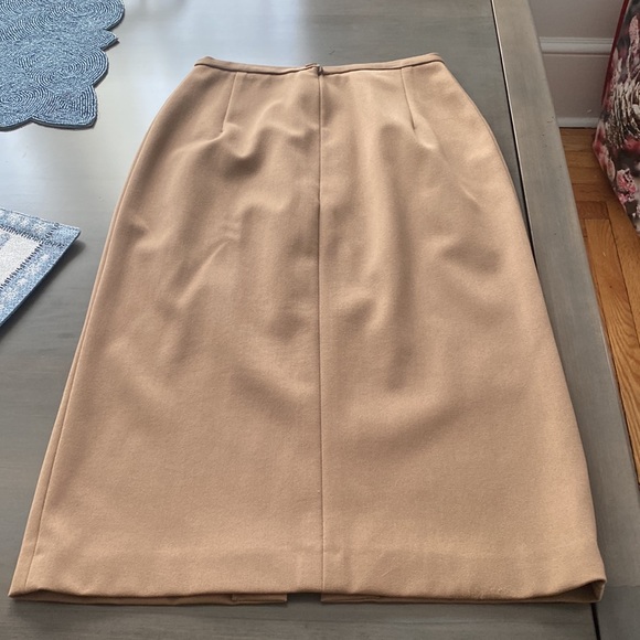 Vertigo Pencil Kirt with front slit in camel - Picture 3 of 4